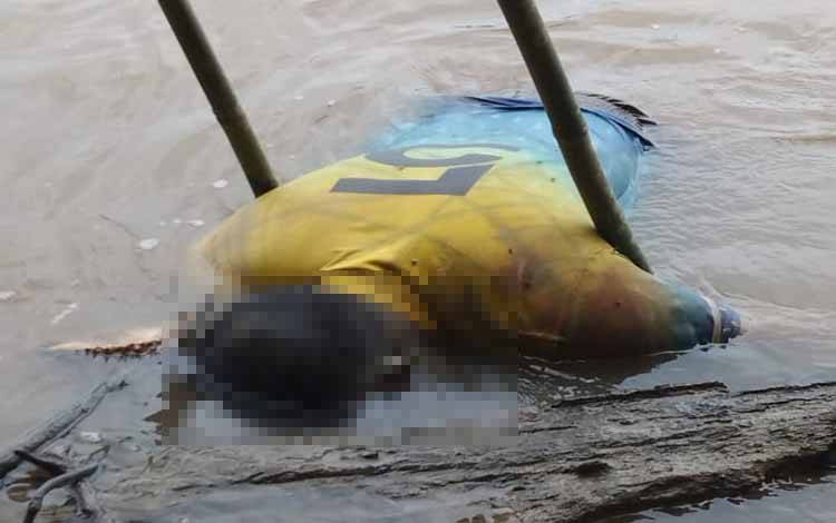 Korban saat pertama kali ditemukan mengapung di Sungai Katingan antara Desa Tewang Kadamba dengan Desa Luwuk, Senin, 29 Mei 2023.
