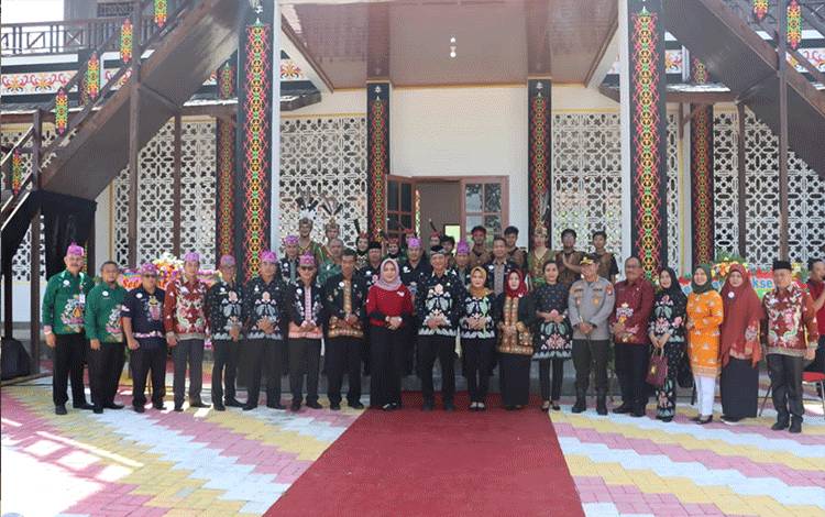 Foto bersama usai peresmian sanggar seni budaya Kabupaten Sukamara pada Rabu, 22 Februari 2023. (FOTO: NORHASANAH)