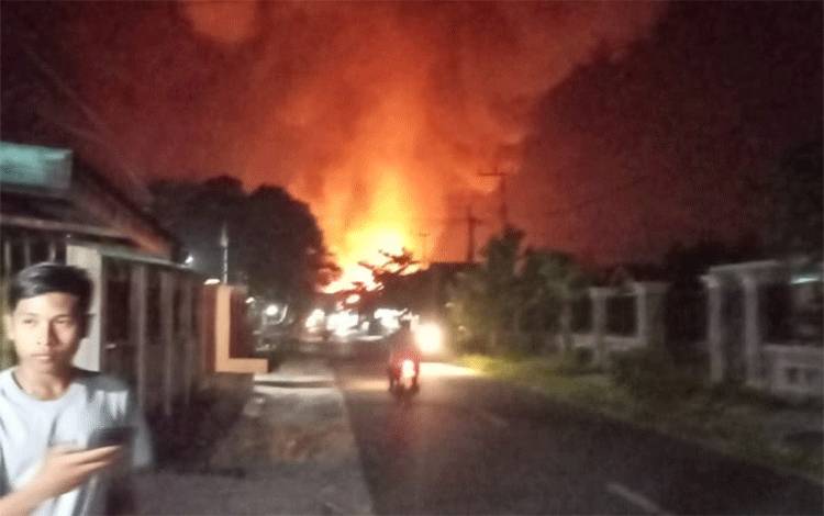 Api membumbung tinggi dari kasus kebakaran di Jalan Ramin II Palangka Raya, Senin, 29 Mei 2029. (FOTO : PATHUR)