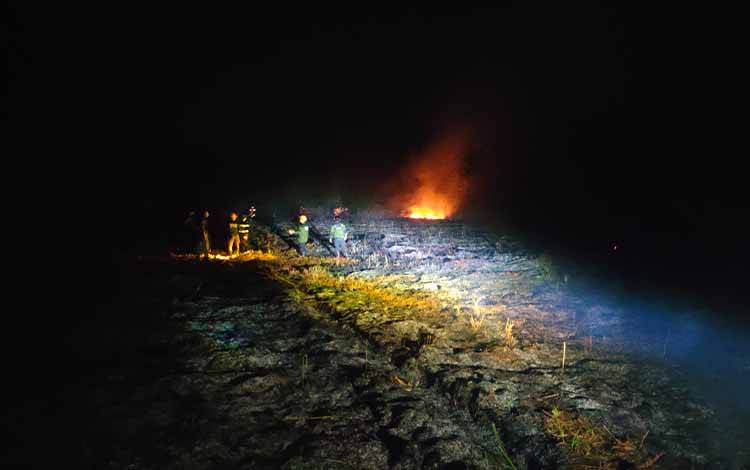 Petugas BPBD Kotim saat memadamkan api di lahan yang diduga sengaja dibakar, Senin, 29 Mei 2023. (FOTO: BUDDI)