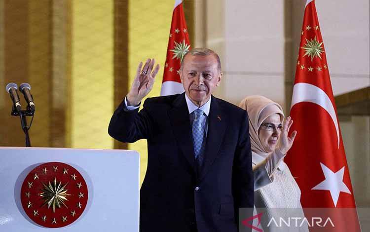 Presiden Turki Tayyip Erdogan dan istrinya Ermine Erdogan melambaikan tangan kepada para pendukungnya setelah memenangi Pilpres Turki putaran kedua, di Istana Kepresidenan di Ankara, Turki, Minggu (28/5/2023). ANTARA/REUTERS/Umit Bektas/am.