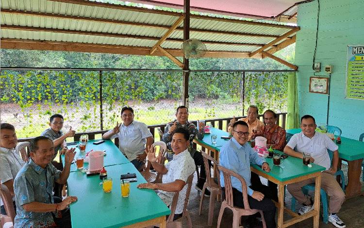  Ketua Komisi I DPRD Gumas Gumer bersama beberapa anggota DPRD lainnya usai studi banding di Kabupaten Katingan baru-baru ini. (FOTO: IST)