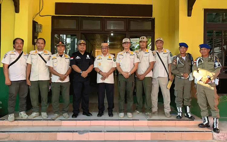 Kepala Satpol PP dan Damkar Kapuas, Syahripin saat menerima kunker jajaran Satpol PP Katingan. (FOTO: IST)