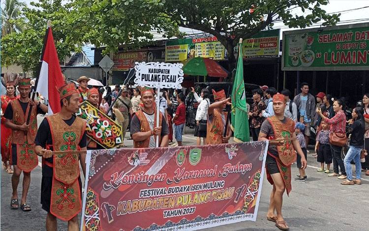 Kontingen Pulang Pisau saat mengikuti pawai budaya pada Festival Budaya Isen Mulang di Kota Palangka Raya Provinsi Kalimantan Tengah beberapa waktu yang lalu. ( FOTO : M PRADILA KANDI )