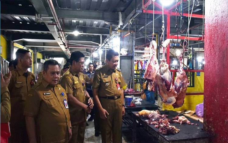 Pj Bupati Kobar Budi Santosa didampingi pejabat terkait, memantau Pasar Indra Sari Pangkalan Bun. (Foto : Prokom Kobar)