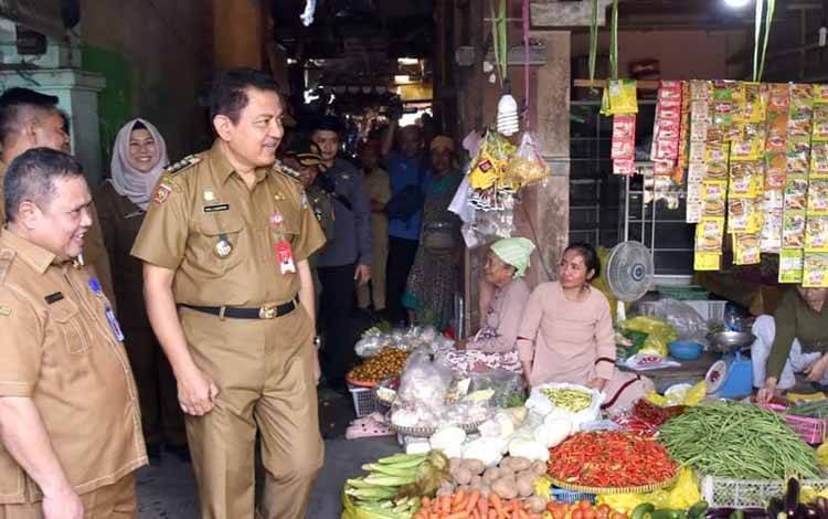 Pj Bupati Kobar Budi Santosa didampingi pejabat terkait, saat meninjau Pasar Indra Sari Pangkalan Bun.