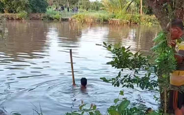Pencarian anak perempuan diduga tenggelam di Desa Batuah, Kecamatan Basarang, Kapuas, Selasa sore, 30 Mei 2023. (FOTO: IST)