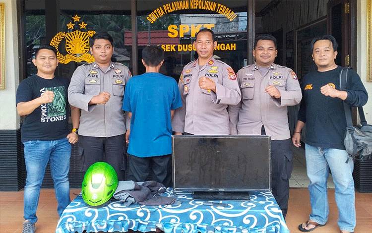 Terduga pelaku pencurian dengan pemberatan berinisial U (32) saat diamankan Unit Reskrim Polsek Dusun Tengah. (FOTO: HUMAS POLRES BARTIM)