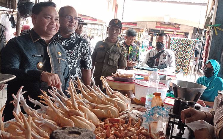 Bupati Kotawaringin Timur Halikinnor saat meninjau Pasar PPM di Sampit. (FOTO: DEWIP)