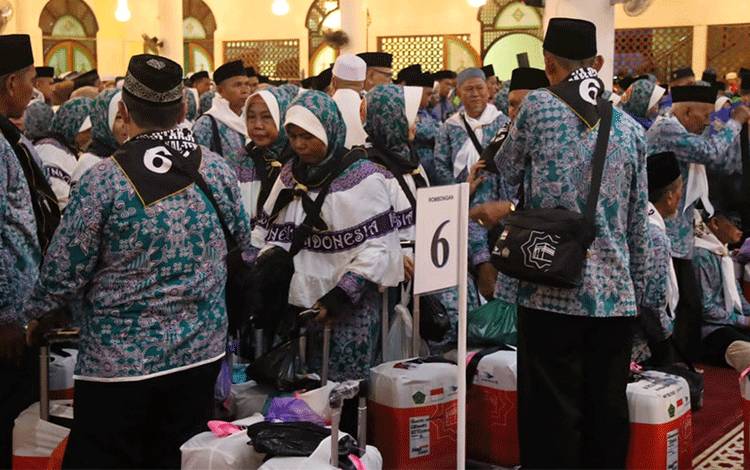 Jemaah calon haji Kabupaten Kapuas sesaat akan diberangkatkan menuju ke Asrama Haji Banjarmasin, Kalsel, Rabu, 31 Mei 2023. (FOTO: IST)