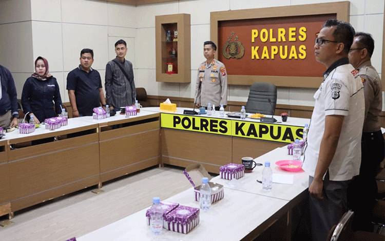 Kapolres Kapuas, AKBP Kurniawan Hartono bersama insan pers/organisasi pers ikuti dialog internal Polri yang digelar secara daring oleh Divisi Humas Polri, Rabu, 31 Mei 2023. (FOTO: IST)