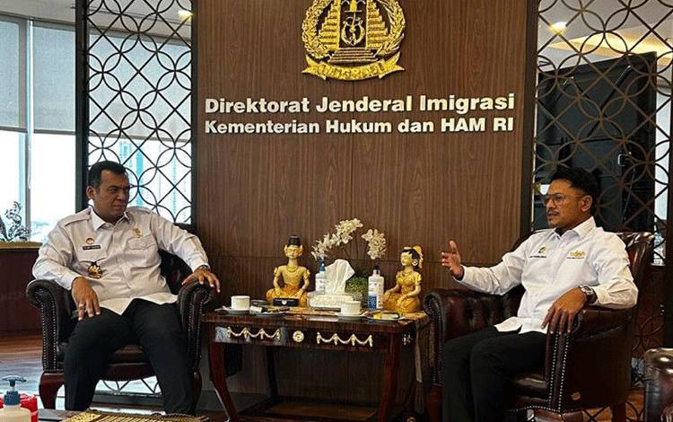 Direktur Jenderal (Dirjen) Imigrasi, Silmy Karim (kiri) dengan Ketua Umum INACA, Denon Prawiraatmadja saat mengadakan pertemuan di Jakarta. ANTARA/HO-INACA.