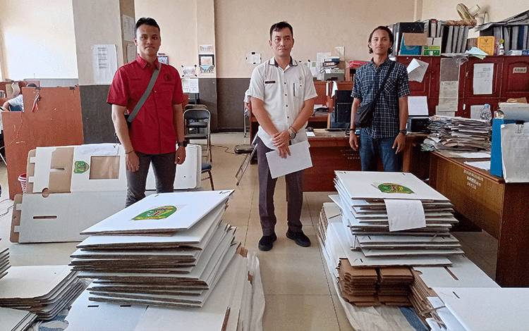 Kabag Administrasi Pemerintahan Sekretariat Daerah Barito Timur Matriyuspi (tengah), bersama personel Polres Barito Timur saat memeriksa logistik pilkades, Rabu, 31 Mei 2023. (FOTO: BOLE MALO)