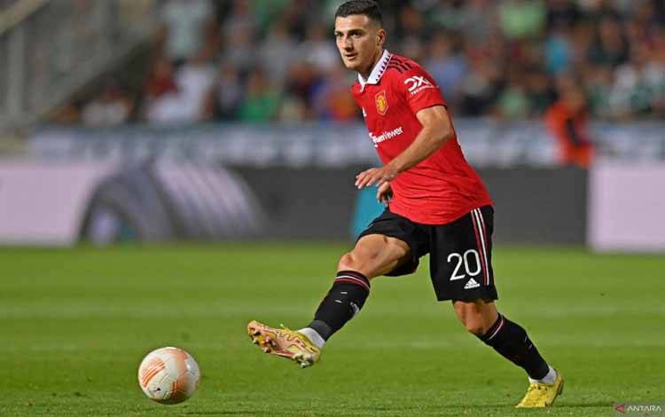 Bek Manchester United Diogo Dalot saat bermain dalam pertandingan Liga Europa lawan Omonia Nicosia di GSP stadium pada 6 Oktober 2022. ANTARA/AFP