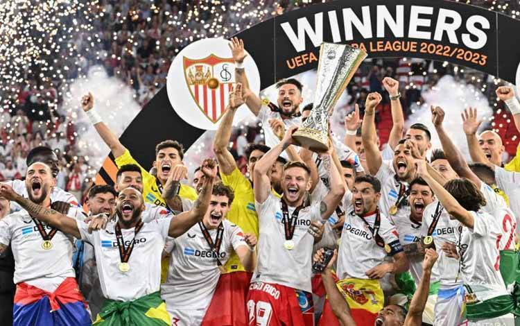 Para pemain Sevilla melakukan selebrasi setelah memenangkan trofi Liga Europa setelah mengalahkan AS Roma di partai final yang digelar di Puskas Arena, Budapest pada 1 Juni 2023. ANTARA/AFP/ATTILA KISBENEDEK