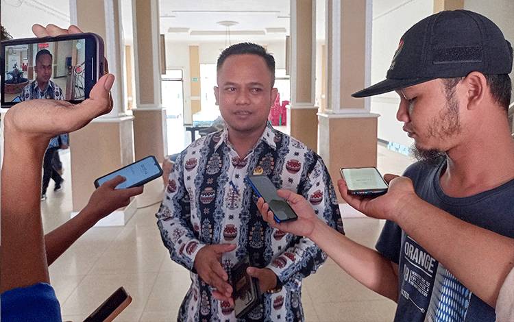 Ketua DPRD Barito Timur Nursulistio, saat diwawancarai usai mengikuti upacara Peringatan Hari Lahir Pancasila, Kamis, 1 Juni 2023. (FOTO: BOLE MALO)