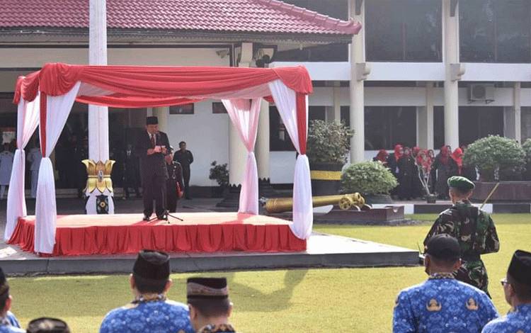 Pj Bupati Kobar Budi Santosa membacakan amanat dalam upacara bendera Peringatan Hari Lahir Pancasila.