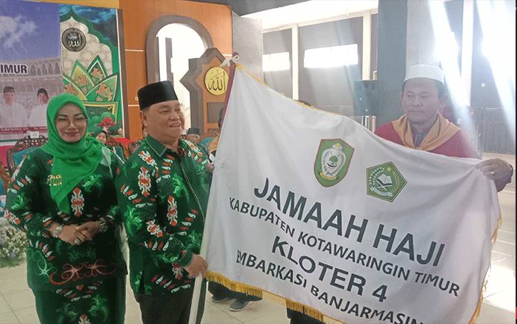Bupati Kotawaringin Timur Halikinnor beserta Wakil Bupati Irawati melepas calon jemaah haji di Aula Kompleks Islamic Center, Kamis, 1 Juni 2023. (FOTO: DEWIP)