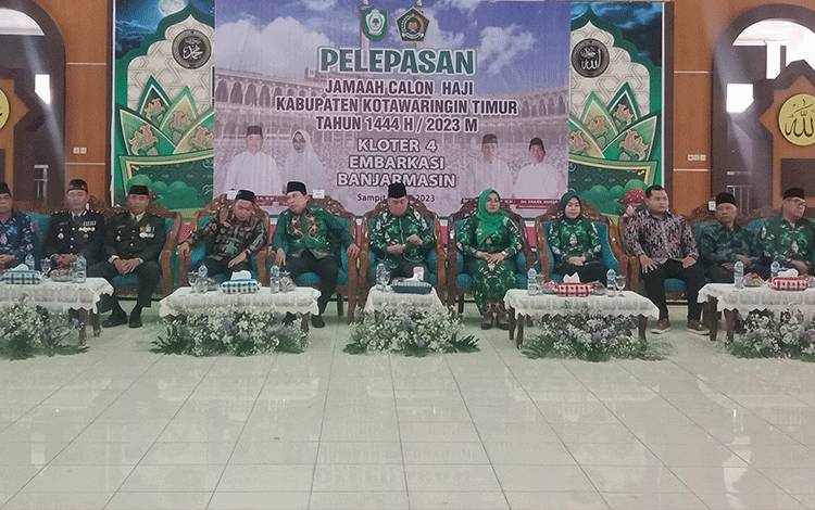 Anggota DPRD Kabupaten Kotawaringin Timur Riskon Fabiansyah turut melepas 188 jemaah calon haji di Aula Kompleks Islamic Center, Sampit, Kamis, 1 Juni 2023. (FOTO: DEWIP)
