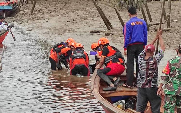 Tim SAR berhasil menemukan jasad ABK asing asal Myanmar yang tenggelam diperiaran Tanjabtim, Jambi yang ditemukan dalam keadaan meninggal dunia dan kemudian dievakuasi, Kamis (1/6/23).(ANTARA/HO/Basarnas Jambi)
