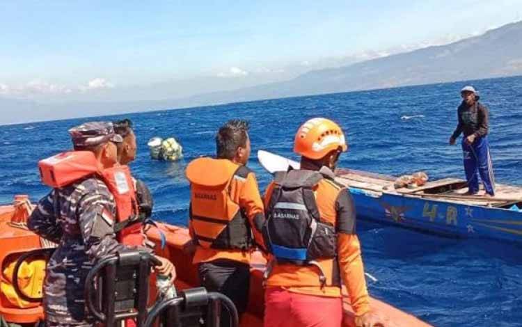 Tim SAR gabungan melakukan pencarian nelayan yang mengalami kecelakaan kapal dan hilang di perairan Wuring Pulau Besar, Kabupaten Sikka, NTT, Kamis (1/6/2023). (ANTARA/HO-Basarnas Maumere)