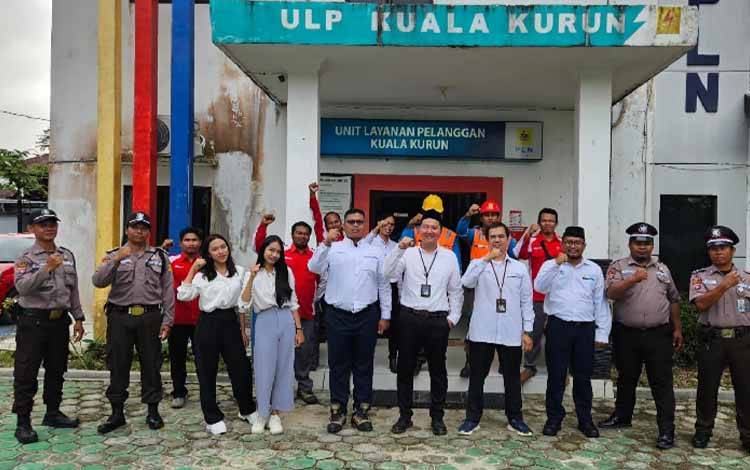 Manajer PT PLN ULP Kuala Kurun Rizal Bima Bayuaji (tengah) dan lainnya. (FOTO: IST)