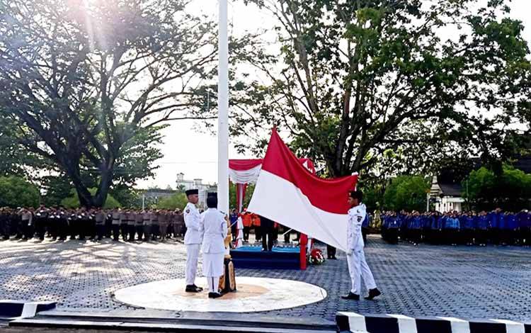 Pemkab Barito Utara memperingati Hari Lahir Pancasila dengan melaksanakan pengibaran bendera merah putih di halaman kantor bupati, Kamis, 1 Juni 2023. (FOTO: DHANI)