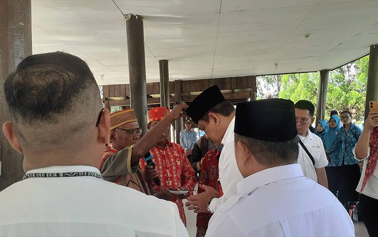 Pj. Bupati Kobar Budi Santosa disambut dengan upacara adat Ikat Tongang dalam kunjungannya ke Desa Pasir Panjang untuk persiapan visitasi Menparekraf dalam rangka ADWI 2023, Rabu, 31 Mei 2023 (FOTO: NURITA)