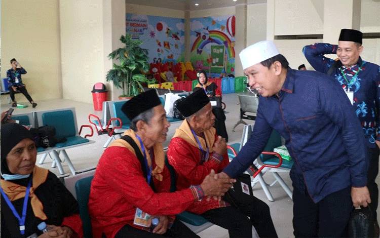 Sekretaris Daerah Kabupaten Kotawaringin Timur Fajrurrahman berinteraksi dengan jemaah calon haji di Terminal Bandara H Asan Sampit, Jumat- 2 Juni 2023. (FOTO: DISKOMINFO)