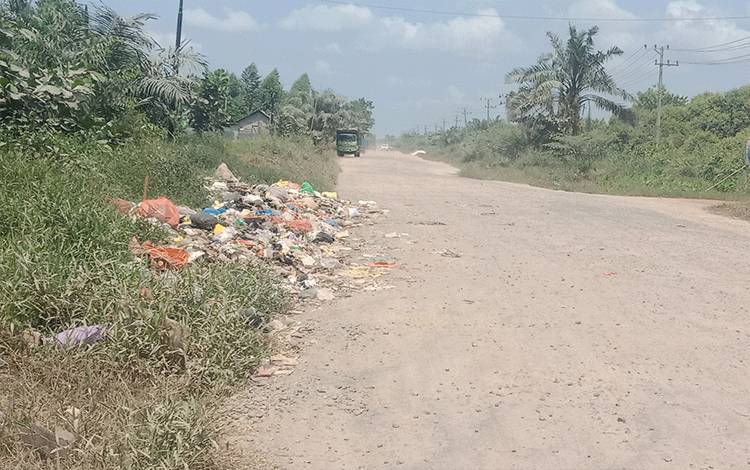 Tumpukan sampah di Jalan Lingkar Selatan, Kecamatan Mentawa Baru Ketapang, Jumat, 2 Juni 2023. (FOTO: DEWIP)