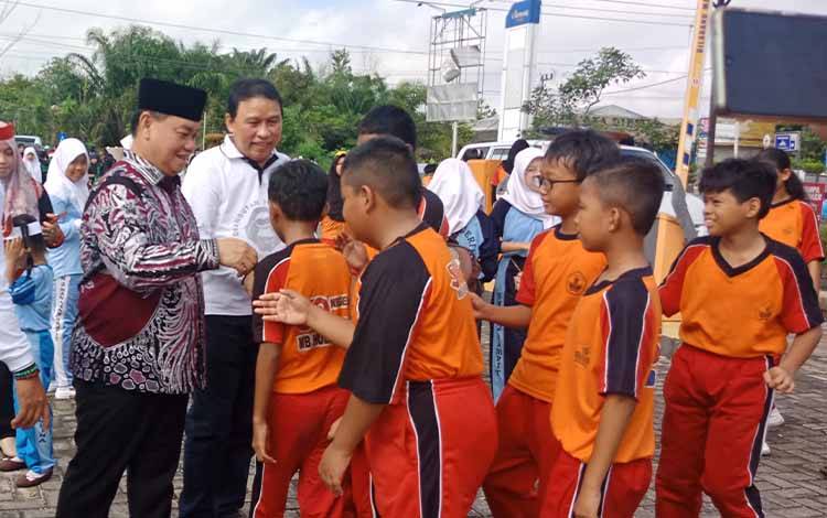 Bupati Kotawaringin Timur Halikinnor dan Sekretaris Daerah Fajrurrahman saat bertemu siswa SDN 3 MB Hulu. (FOTO: DEWIP)