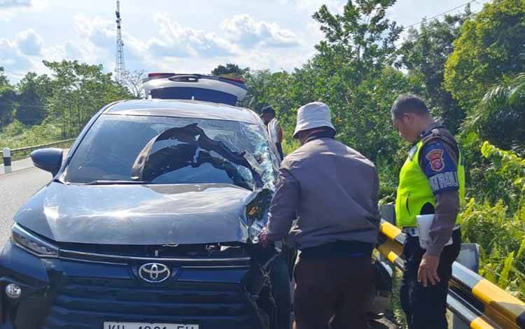  Anggota Satlantas Polresta Palangka Raya saat mengecek kondisi mobil yang terlibat kecelakaan (FOTO : IST)
