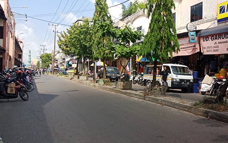Median jalan di depan pasar PPM, Jalan Iskandar, Sampit, Jumat, 2 Juni 2023. (FOTO: DEWIP)