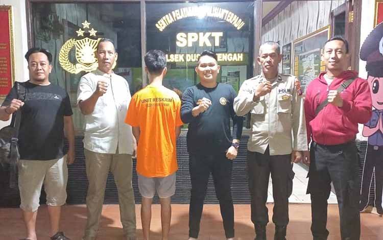 AA (26) warga Kelurahan Ampah Kota Kabupaten Barito Timur, diamankan di Polsek Dusun Tengah usai menganiaya rekannya dengan senjata tajam. (FOTO: POLSEK DUSTENG)