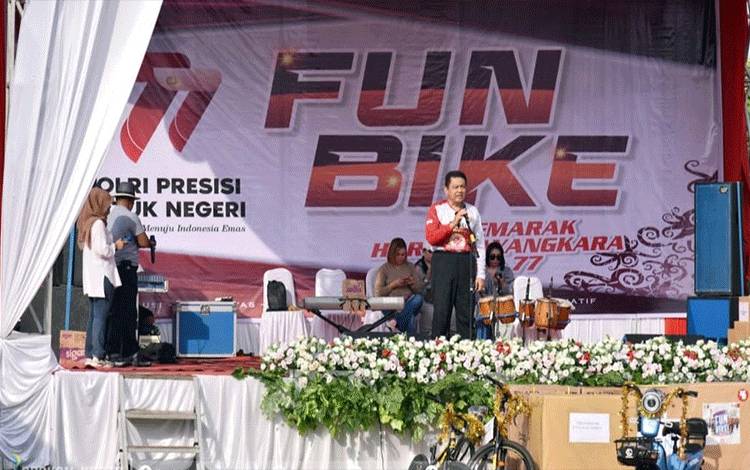 Pj Bupati Kobar Budi Santosa saat menyampaikan sambutan saat mengikuti kegiatan Fun Bike Polres Kobar, dalam rangka Peringatan Hari Bhayangkara ke-77.