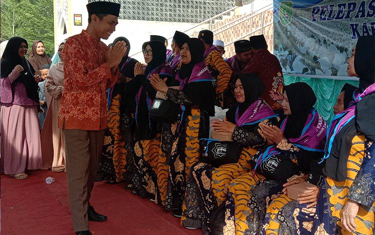 Para tamu bersalaman bersama para jamaah calon haji Kabupaten Sukamara usai pelepasan di halaman masjid agung, Sabtu, 3 Juni 2023. (FOTO: NORHASANAH)