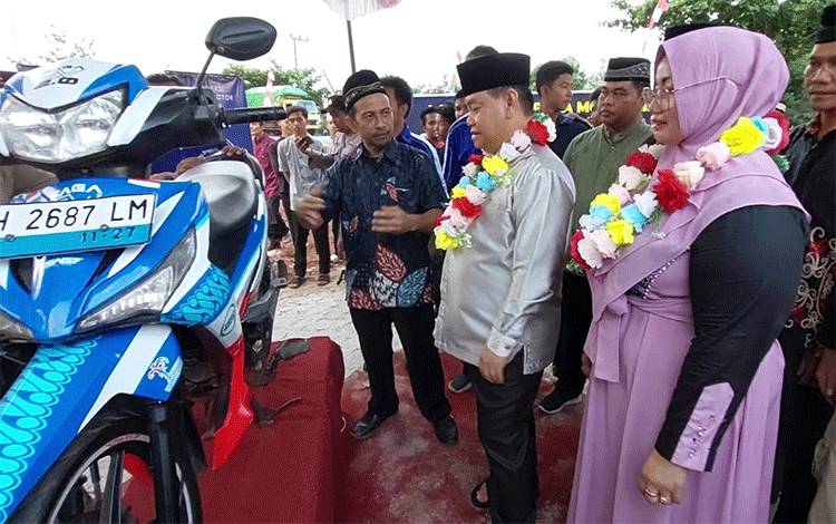 Bupati Kotawaringin Timur Halikinnor meluncurkan sepeda motor listrik karya siswa SMKN 1 Cempaga, Sabtu, 3 Juni 2023. (FOTO: IST)