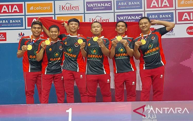 Atlet para-bulu tangkis berpose sambil memegang medali emas setelah mengalahkan Malaysia di partai final beregu putra di Stadion National Morodok Tekno, Phnom Penh pada Sabtu 03 Juni 2023. ANTARA/Aditya Ramadhan