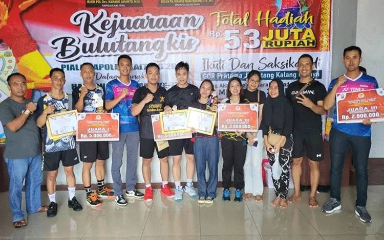 Jajaran Polres Kapuas dan atlet PBSI usai ikuti kejuaraan bulutangkis Piala Kapolda Kalteng, Minggu, 4 Juni 2023. (FOTO: IST)