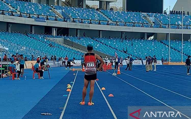 Atlet para-atletik Indonesia Figo Saputra bersiap-siap di lintasan pada cabang olahraga lompat jauh di Stadion Nasional Morodok Techo Phnom Phen Kamboja, Minggu (4/7/2023). (ANTARA/Aditya Ramadhan)