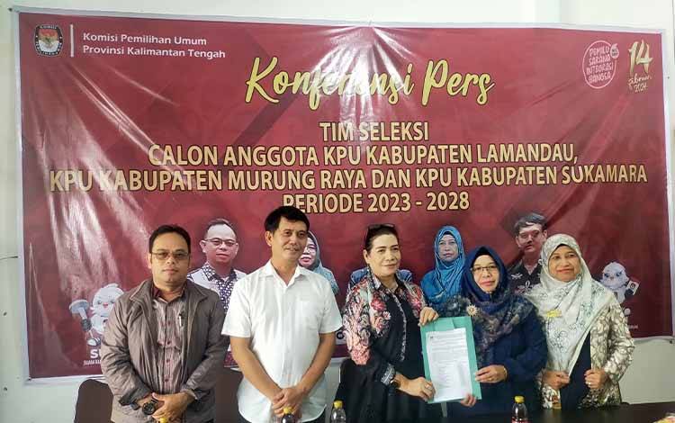 Jajaran timsel anggota KPU di Kabupaten Lamandau, Sukamara, dan Murung Raya saat konferensi pers di sekretariat Timsel, Minggu, 4 Juni 2023.