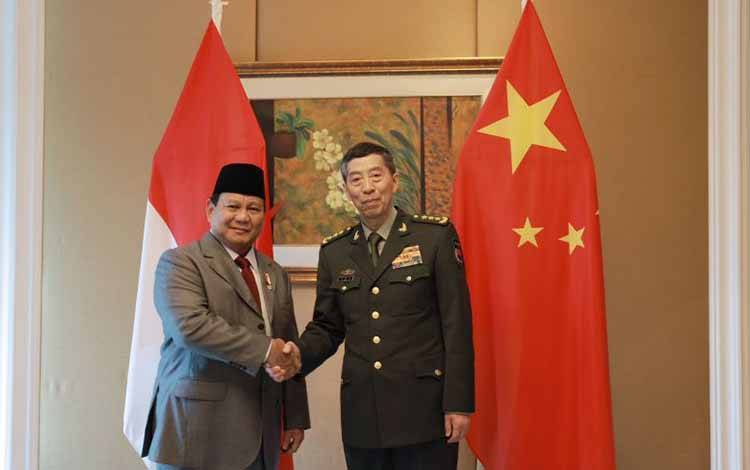 Menteri Pertahanan Prabowo Subianto berjabat tangan dengan Menteri Pertahanan China Li Shangfu dalam pertemuan membahas kerja sama di Shangri-La Hotel, Singapura, Minggu (4/6/2023). ANTARA/HO-Humas Kementerian Pertahanan