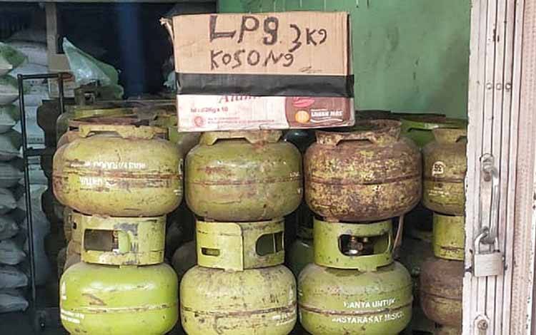 Tabung elpiji 3 kilogram yang kosong pada salah satu pangkalan di Kelurahan Ampah Kota Kabupaten Barito Timur, Minggu, 4 Mei 2024. (FOTO: BOLE MALO)