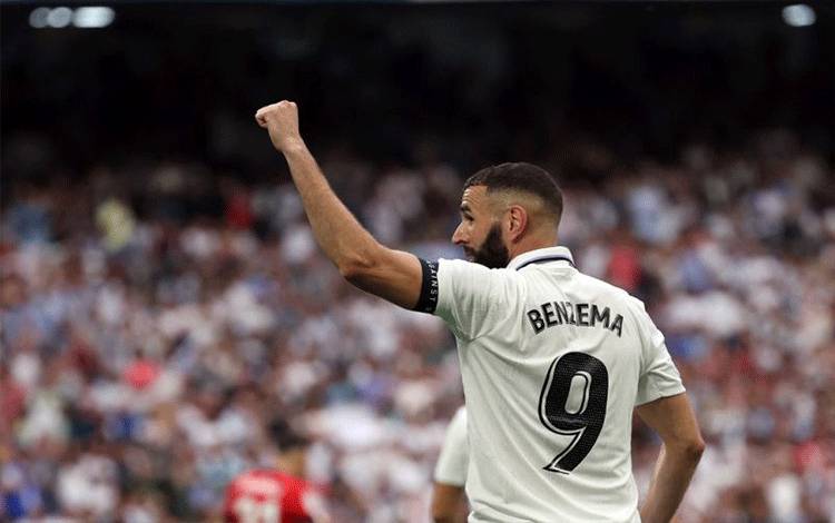 Penyerang Real Madrid Karim Benzema merayakan keberhasilannya mencetak gol pada pertandingan pekan ke-38 Liga Spanyol kontra Athletic Bilbao di Stadion Santiago Bernabeu, Madrid, Minggu (4/6/2023). (ANTARA/AFP/PIERRE-PHILIPPE MARCOU)