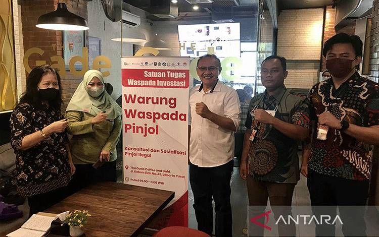 Suasana Warung Waspada Pinjol yang berlokasi di The Gade Coffee and Gold Kebun Sirih, Jakarta Pusat, Jumat (16/9/2022). ANTARA/Kuntum Riswan/aa.