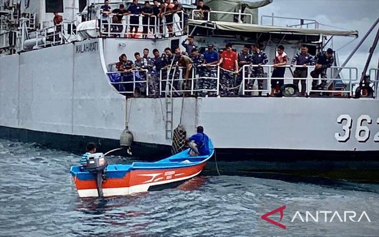 Prajurit TNI Angkatan Laut yang bertugas di KRI Malahayati-362 menyelamatkan dua warga yang perahunya rusak di perairan barat Pulau Papua, Sabtu (3/6/2023). ANTARA/HO-Dinas Penerangan Komando Armada III.