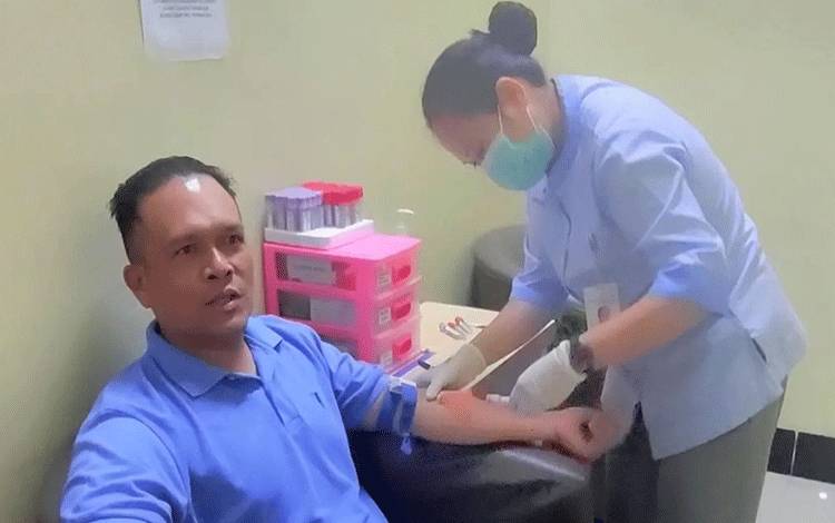 Angggota DPRD Palangka Raya, Khemal Nasery melakukan donor darah. (FOTO: IST)