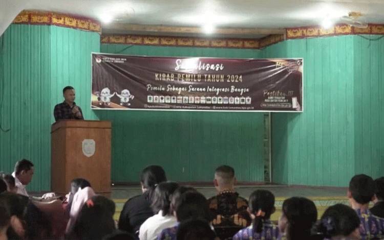 Komisoner KPU Kabupaten Lamandau Wawan Kusnadi saat menjadi narasumber pada kegiatan sosialisasi pemilu 2024 di Kecmaatan Lamandau, Senin, 5 Mei 2023.(FOTO : HENDI NURFALAH)