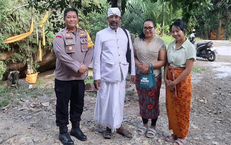 Kapolsek Bukit Batu Ipda Iwan Kushadinoto saat berfoto bersama tokoh Hindu di daerah Tangkiling (Foto : Polsek Bukit Batu)