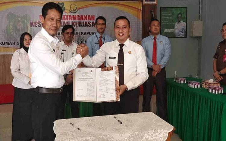 Direktur RSUD Kapuas, Agus Waluyo dan Kajari Kapuas Luthcas Rohman usai tandatangani MoU kerjasama, Senin, 5 Juni 2023. (DODI RIZKIANSYAH)